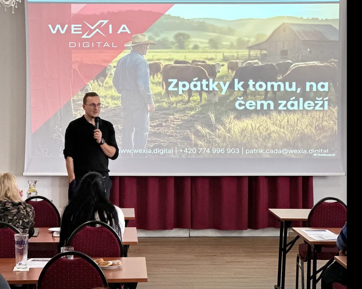 Patrik Čada přednáší na školení Claude